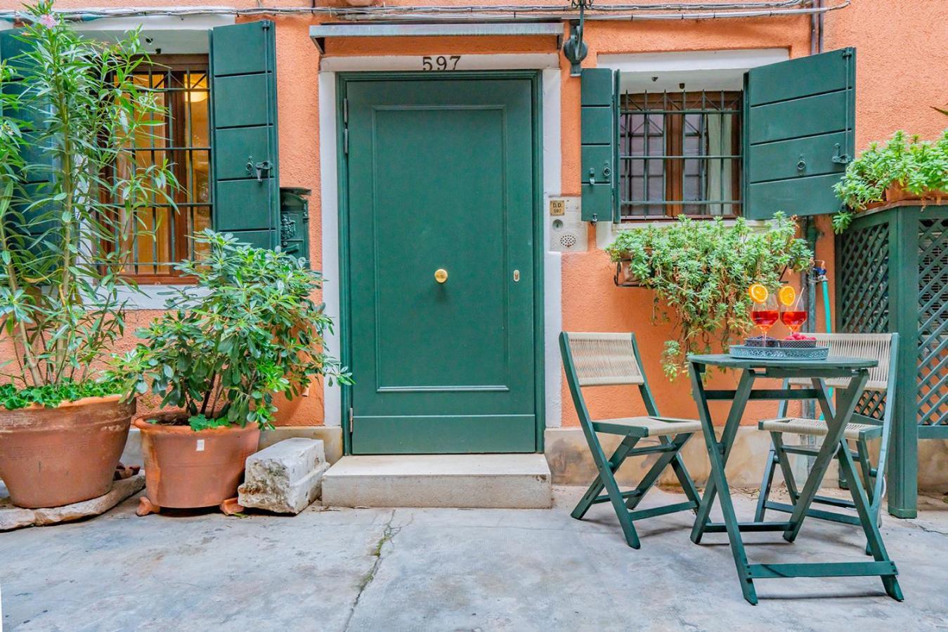 Lo Squero 1 The Secret Courtyard In Dorsoduro Apartment Venice Room photo